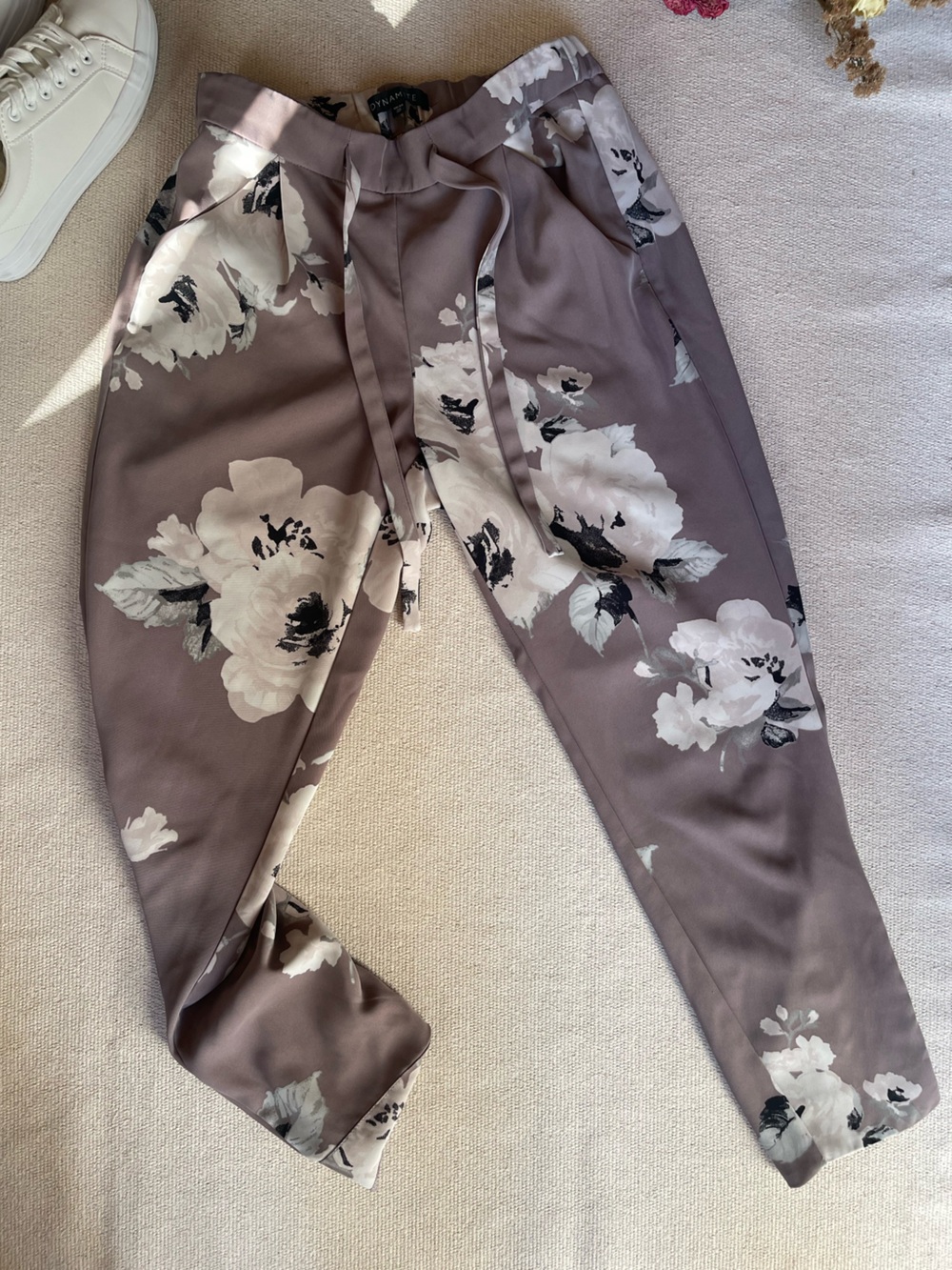 Dynamite Mauve Floral Tie-Waist Tapered Pant